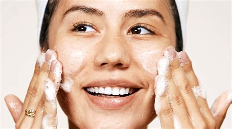 Cleansing 101 The Right Way To Wash Your Face According To Dermatolo