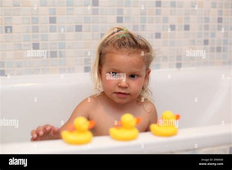 Kleine Mädchen Spielen Mit Gummienten In Der Badewanne Stockfotografie