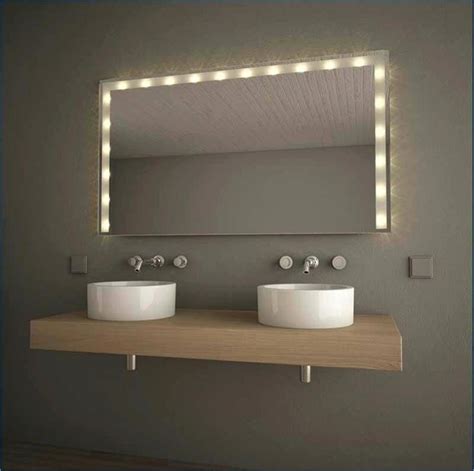 Im badezimmer werden häufig kleine strahler für die hauptbeleuchtung verwendet, damit sie im ganzen badezimmer das passende licht kreieren können. Led Lampe Im Badezimmer Stock in 2020 (With images ...