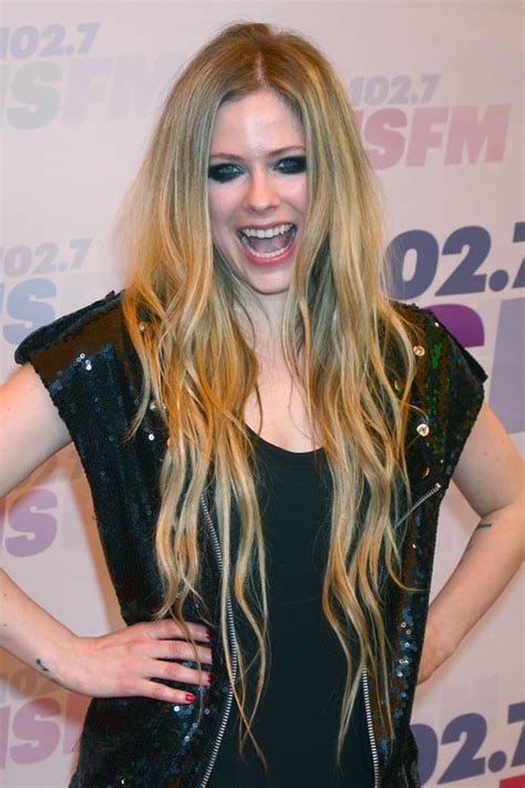 Avril Lavigne Wavy Golden Blonde Long Layers Hairstyle Steal Her Style