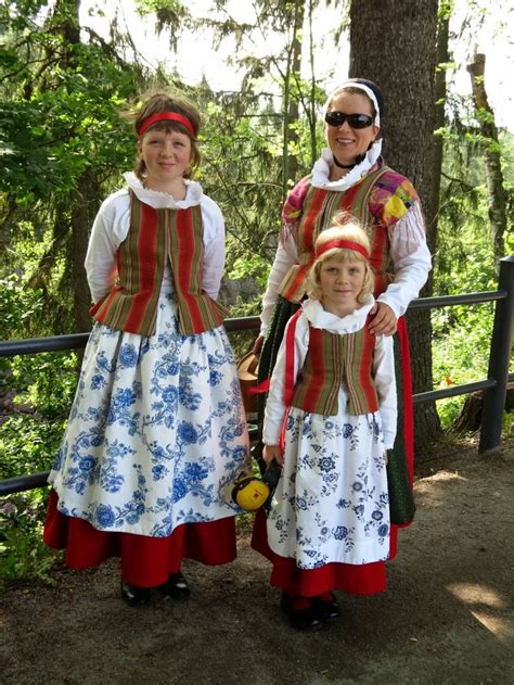 Paula Kiviluoma Karjala Lehti Finland Folk Clothing Finnish