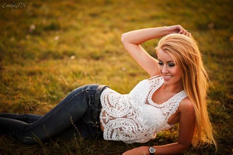 baggrunde sollys kvinder model portræt blond langt hår græs fotografering kjole jeans