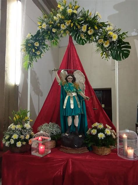 San Miguel Arcángel Como adornar un altar Decoraciones del altar de la iglesia Decoración