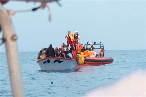 Migranti Arrivata A Messina La Ocean Viking Sbarcano Persone