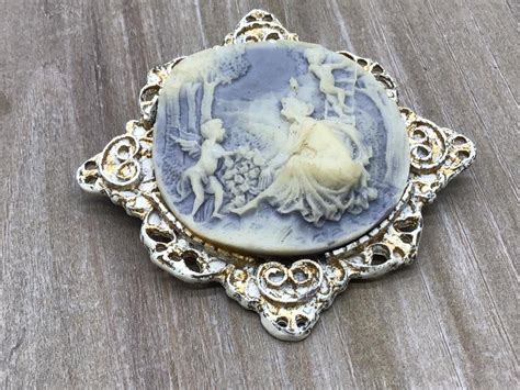 Vintage Raised Cameo Pin Resin Lady With Angels Round Faux Cherub Cameo