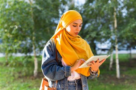 Premium Photo Beautiful Muslim Woman With Tablet