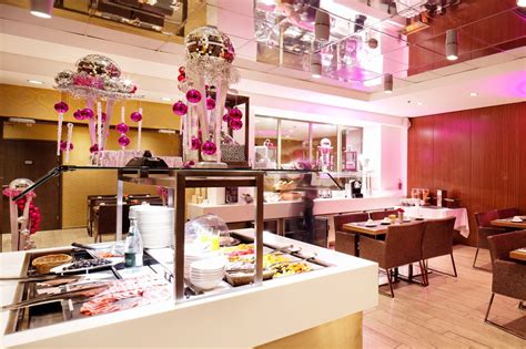 זהו אזור עשיר בבתי קפה, מסעדות. Holiday Inn Notre Dame Christmas - New York decoration ...