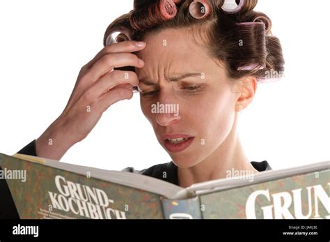 Erwachsene Hausfrau Mit Lockenwicklern In Den Haaren Und Einem Bademantel Liest In Einem Großen
