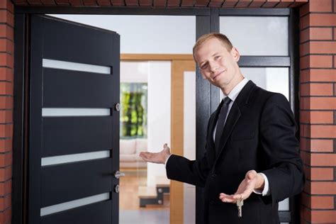 Pour la série télévisée, voir l'agent immobilier. Comment choisir votre courtier immobilier (ou agent ...