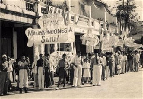 Selepas itu british terus meluaskan kuasa serta pengaruhnya di kepulauan melayu dan mereka juga menerokai serta mengeksploitasi hasil bumi di tanah melayu. Dari Kacamata Melayu: Bintang Tiga dan Chin Peng Bukan ...