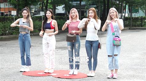 산울림의 '내 마음에 주단을 깔고'부터. 있지(ITZY)가 돌아왔지~ 신인상 받고 가벼운 출근길! 영상 - SPOTVNEWS