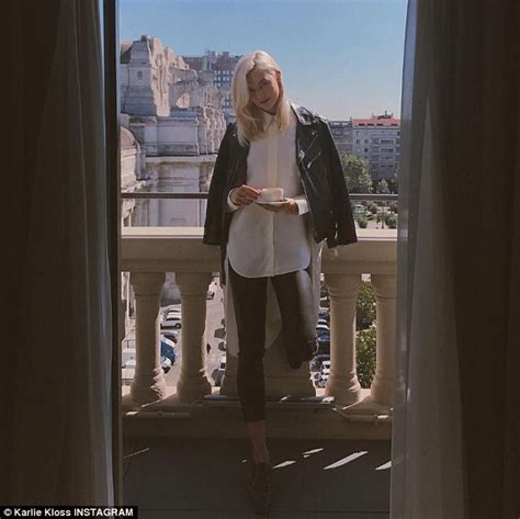 Model Karlie Kloss Pairs Skinny Jeans With Denim Jacket Daily Mail Online