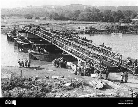 Récemment inventé Bailey pont construit en Grande Bretagne et aux USA est démontré à travers une