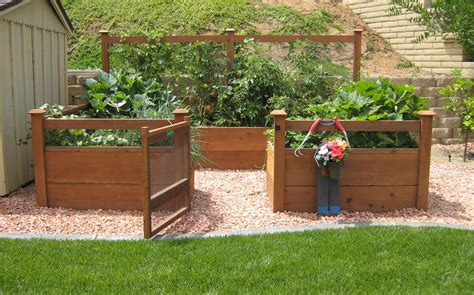 As all of us could not resist the fascination to plants, why not prepare them an appropriate habitat? Vegetable Garden Photo Gallery - Gardens To Gro