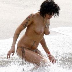 Amy Winehouse Cremated Following Funeral Service Cbs News | Hot ...