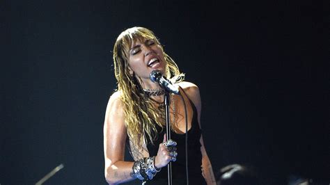 Vmas Miley Cyrus Sings Emotional Slide Away Amid Liam Hemsworth Split