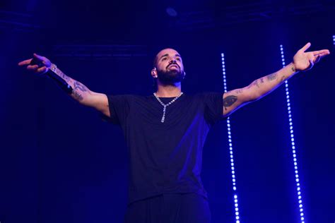 Drake Threatens Fan Who Tussled With A Woman Over His Towel