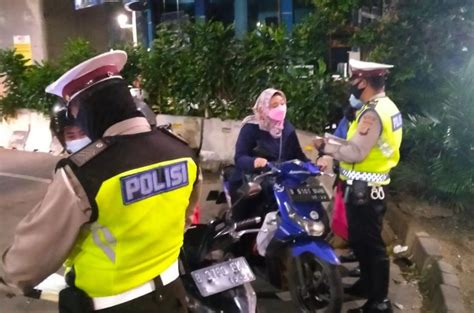 Keluyuran Malam Malam Tidak Pakai Helm Pemotor Cantik Ditilang Polisi