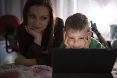 Madre E Hijo Viendo La Película En Tableta Descargar Fotos Gratis