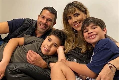 Clima de romance Dado Dolabella passa Natal com a família de Wanessa