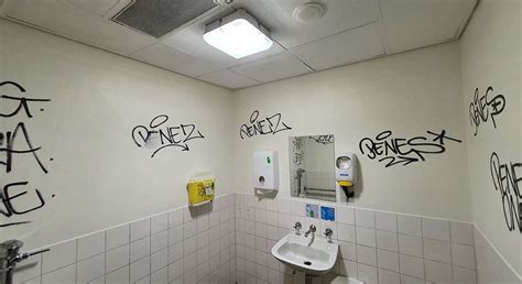 H Zni Kihalt Alkalmaz Public Toilet Graffiti Vezet K N Lk Li Utaz Si
