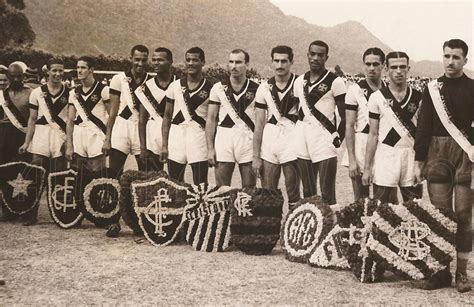 A equipe do flamengo iniciou a preparação para o primeiro jogo da final do carioca contra o fluminense. Final Carioca - 1945 - Vasco x Flamengo - Muzeez