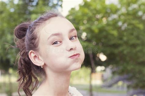 喘气的少女她的面颊 库存照片 图片 包括有 嘴唇 仿效 愉快 一滴 公园 白种人 女性 背包 133502064