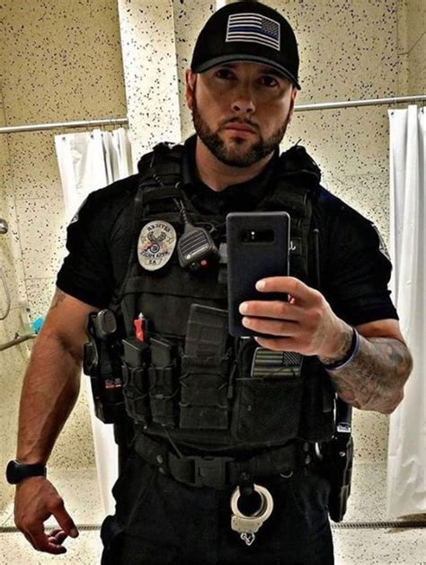 Pin By Armando Reyes On Uniforms Hot Cops Men In Uniform Sexy Bearded Men