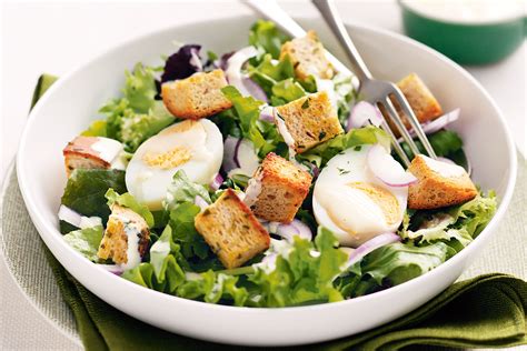 Egg And Lettuce Salad With Garlic And Crunchy Croutons Make This Tasty