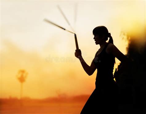 Kampfkünste Frauen Und Nunchaku Im Handschattenbild Im Sonnenuntergang
