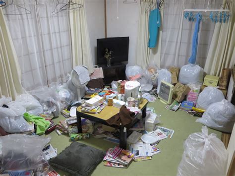 昭和でレトロなアパートの部屋の飾り込み、ゴミだらけの汚い部屋設定 アクセス抜群の大型撮影スタジオ