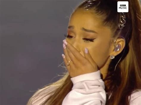 Ariana Grande Performed Somewhere Over The Rainbow In Manchester And Now I M Ugly Crying