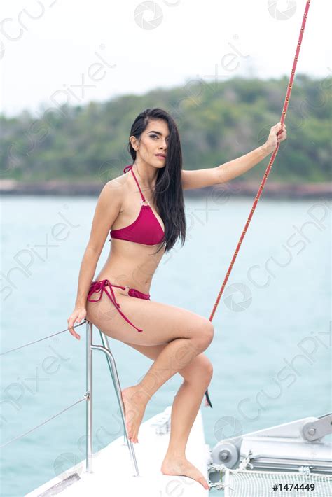 Sexy Frauen Im Roten Bikini Auf Einem Yachtboot Foto Vorr Tig