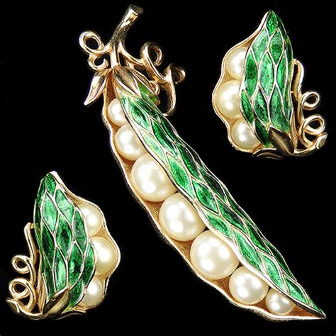 Trifari Gold Pearls And Green Enamel Peas In The Pod Peapod Pin And