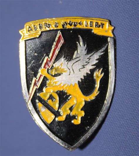 20th Artillery 1st Cavalry Beercan Di Crest Griffin Militaria
