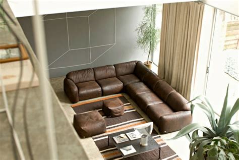 Im wohnzimmer wird besuch empfangen. Deko Ideen: Wohnzimmer Ideen mit brauner Couch für ein ...