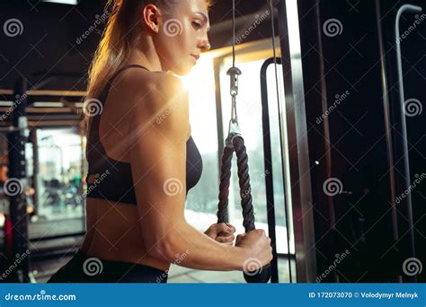 女运动员在健身房训练难 健身与健康生活理念 库存照片 图片 包括有 ç½ç äºº éæ äºå