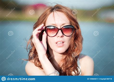Söta Tonåriga Rödhåriga Glasögon Perfekta Bröst Nakna Nakna Tjejer