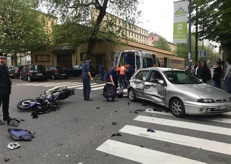 Milano Incidente Stradale In Viale Umbria Auto Contro Scooter Morto Motociclista Di 47 Anni