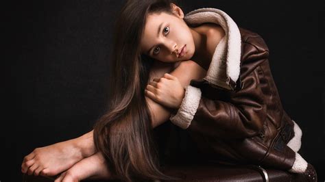 Wallpaper Model Brunette Long Hair Women Indoors Feet Barefoot Leather Jackets Elina