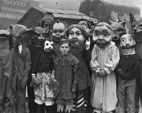 20 Vintage Halloween Costumes That Are Way Creepier Than What You See