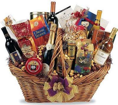 Gifts are exchanged among all and is a great attraction among all. Best Christmas Gift Baskets — 7 Unique Ideas | Revloch ...
