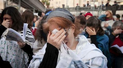 Rabbis Recruit Ultra Orthodox Girls For Western Wall Prayer Counter