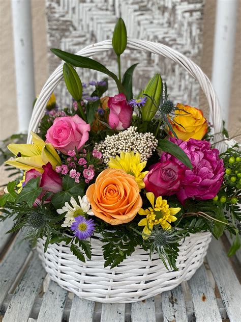 Flowers Basket Arrangement In 2020 Fresh Flowers Arrangements
