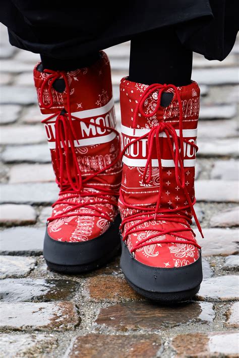 cómo llevar moon boots las botas de nieve para estar a la moda vogue