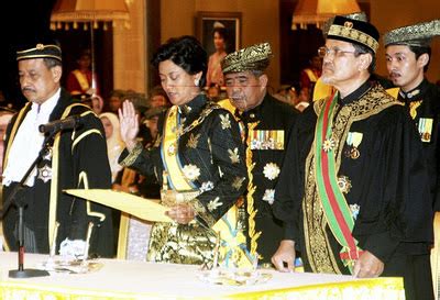 Sultan memiliki kekuasaan eksekutif yang lengkap, tidak dibatasi oleh politisi atau parlemen. Maharum Bugis Syah (MBS): Jemaah Pemangku Sultan Kedah ...