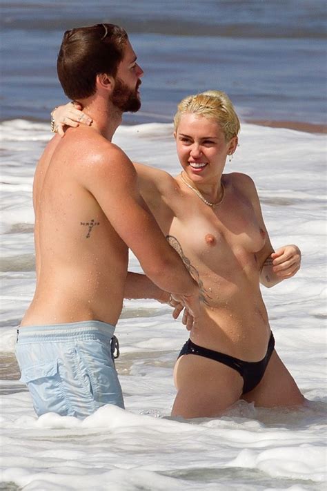 EGO De topless Miley Cyrus curte praia Patrick Schwarzenegger notícias de Praia