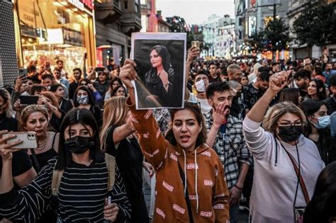 protestos aumentam no irã após morte de mulher detida pela polícia da moral mundo diario de