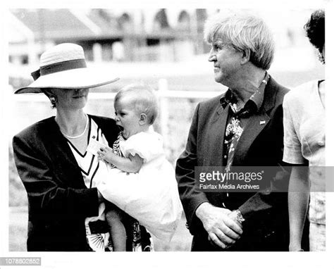 Dr Fred Hollows And Wife And Kids January 26 1991 Nachrichtenfoto