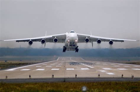 Прибытие самолёта в перт вызвало большой ажиотаж. Ан-225 Мрiя - самый крупный самолет за всю историю ...